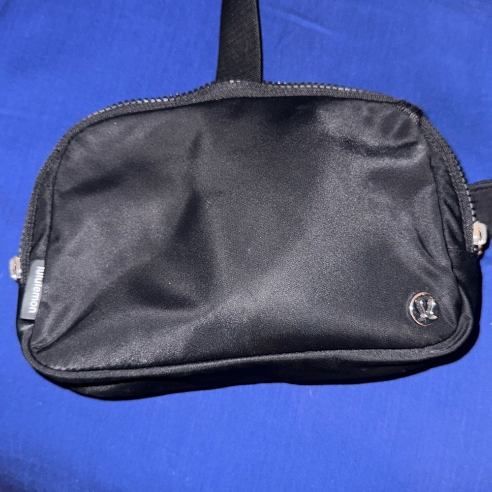 lululemon 2L bag